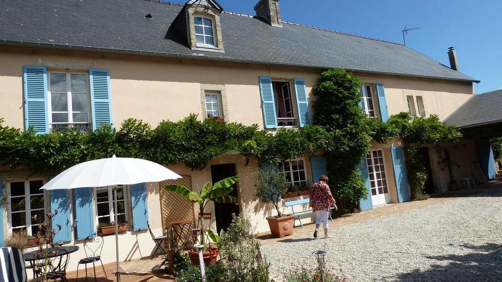Bed and Breakfast Les Volets Bleus Saint-Martin-des-Entrées Exterior foto